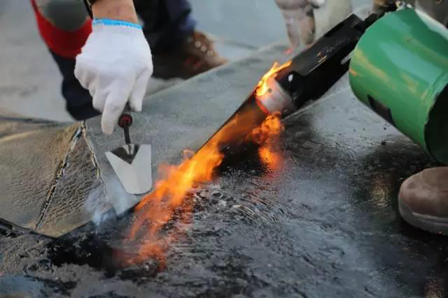 铺设自粘防水卷材用什么胶封边,基础高分子防水卷材正确施工方法