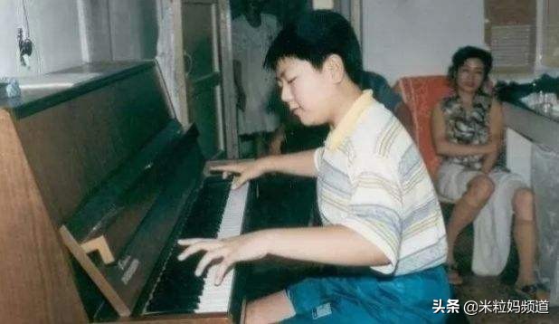 钢琴家郎朗和吉娜弹琴,钢琴家郎朗与吉娜