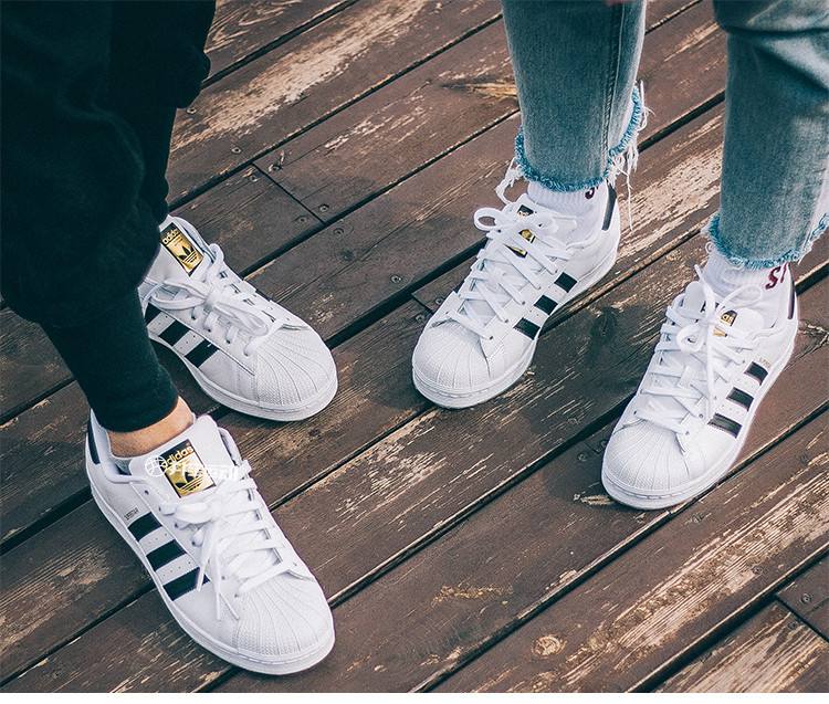小白运动鞋配什么穿更好看,小白鞋和运动鞋哪个适合运动