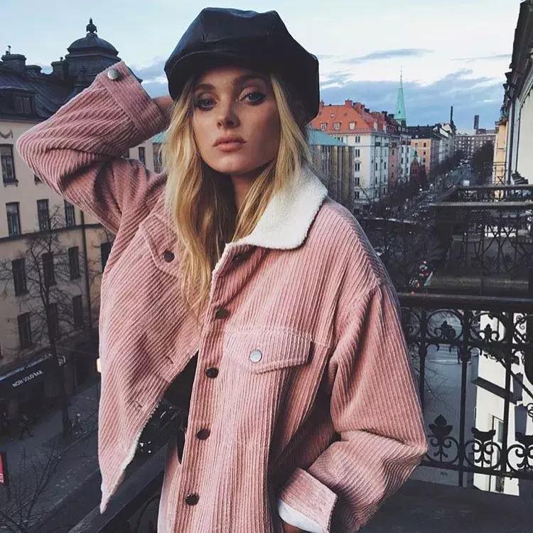 帽子围巾一体的戴起来很暖和,帽子围巾好时髦