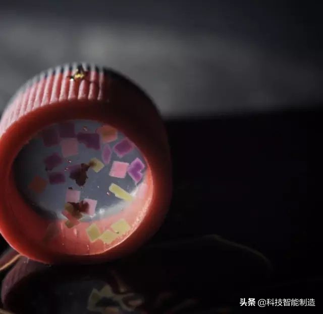 他说自己不是日本匠人，而是和果子艺术家，他做的和果子不忍吃掉