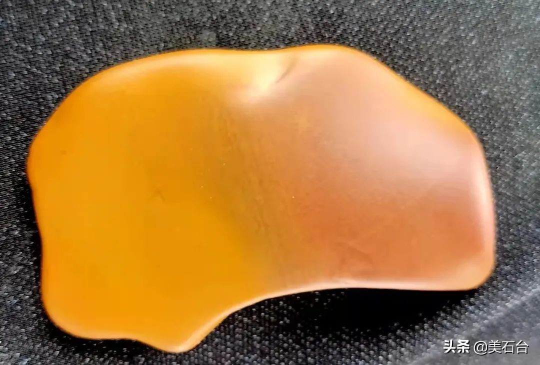 河里发现天价翡翠原石,河里发现一块天价石头