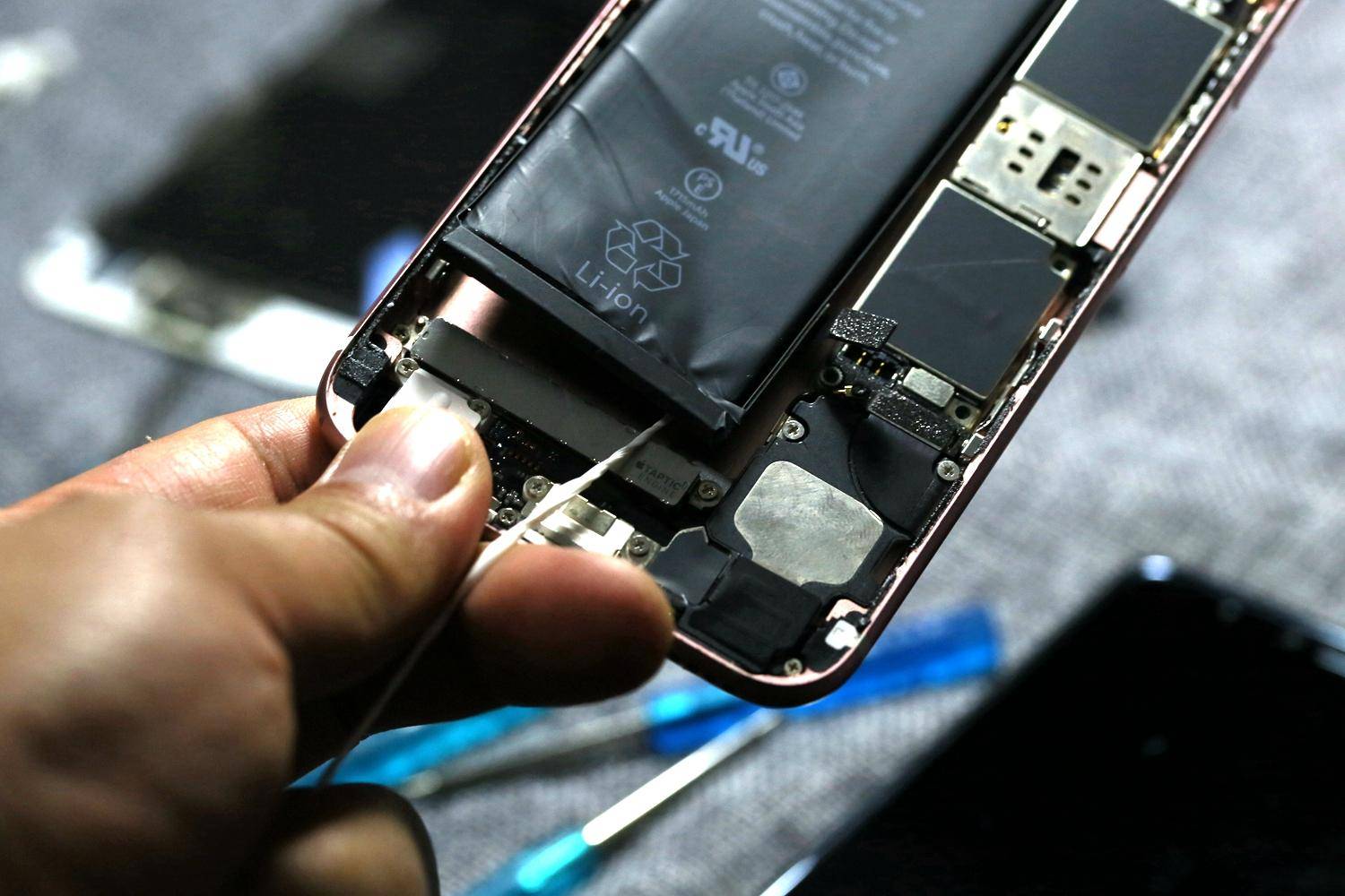 苹果6s电池更换拆解教程,iphone6s换6sp电池续航