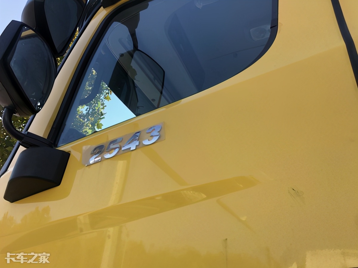 北奔重卡牵引车自重多少斤,北奔v3重载版前四后八自卸车