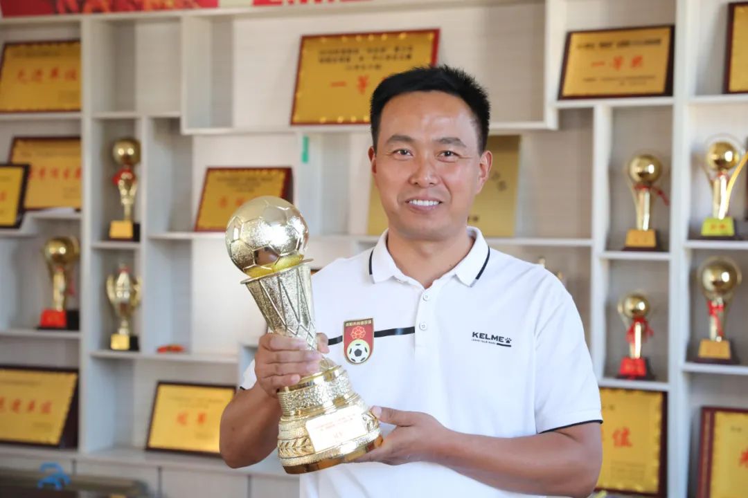 乡村小学足球队踢进全国季军,农村小学足球比赛