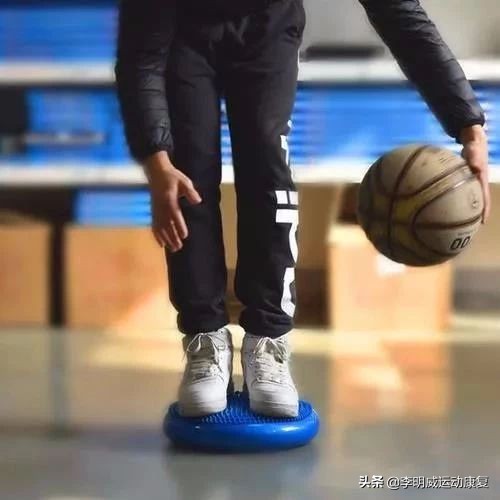 轻度脚踝扭伤的处理方法及康复,脚踝扭伤康复训练6种简单方法