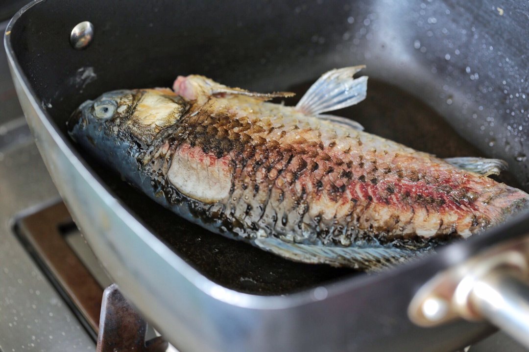 鲫鱼汤下奶药方,催奶最快的汤鲫鱼