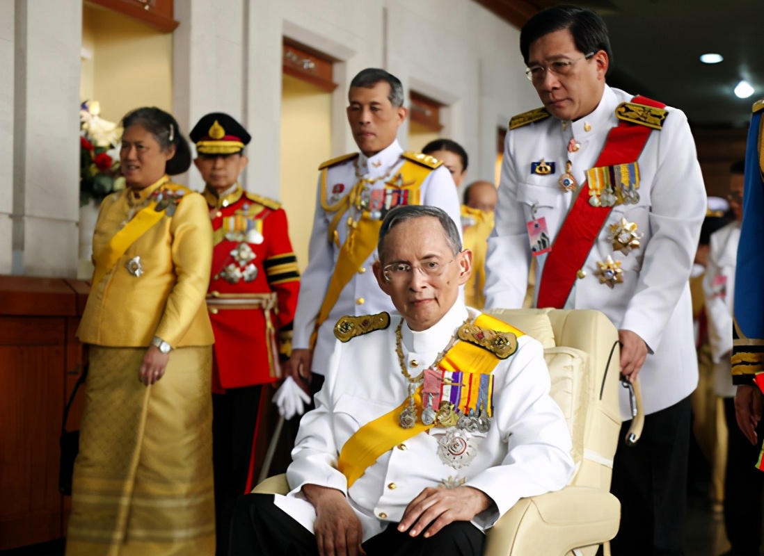 泰国国王和军方谁说了算,泰国国王有权指挥军队吗