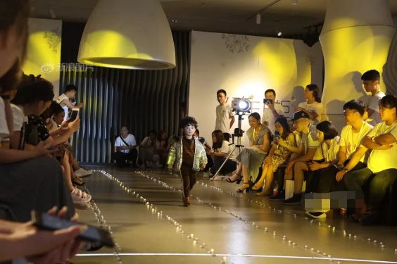 三岁男孩遭亲妈狠踢,3岁孩子被妈妈狠踢现场