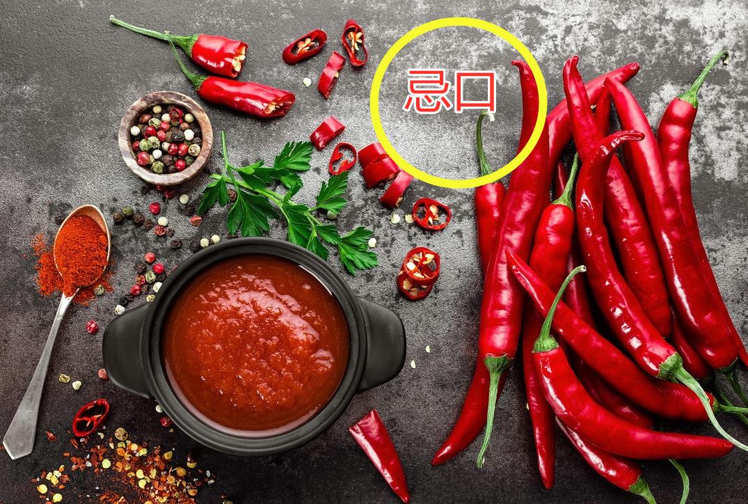 小学女生厕所现“温馨提示贴”获家长称赞，引出评论区“回忆杀”