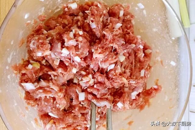 香菇胡萝卜木耳羊肉馅馄饨,大葱羊肉馅馄饨正宗做法