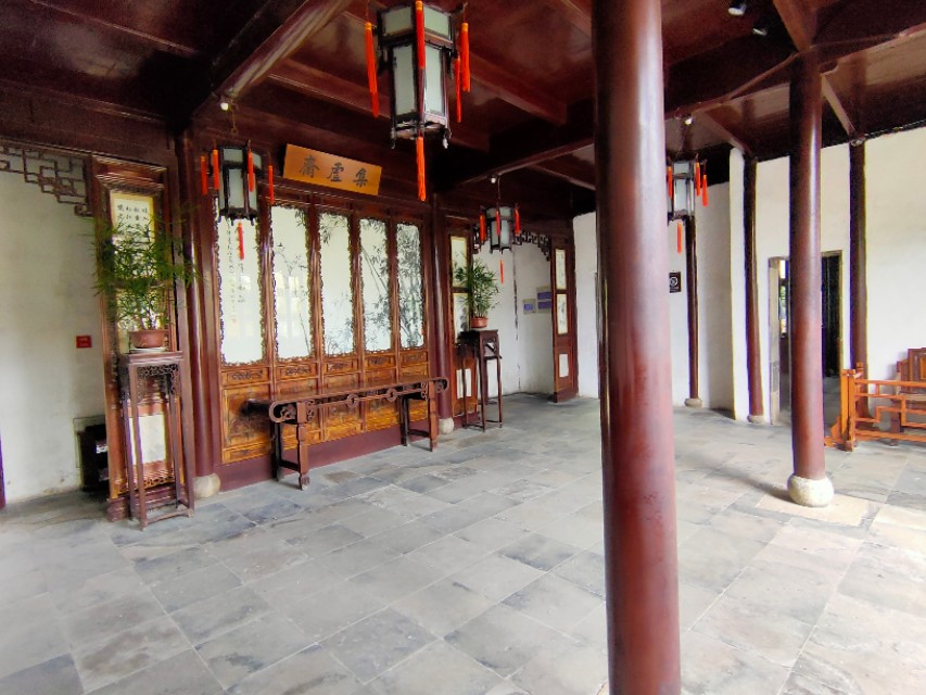 现实和画卷就隔着一扇门的距离，我推开苏州网师园的大门，流泪了