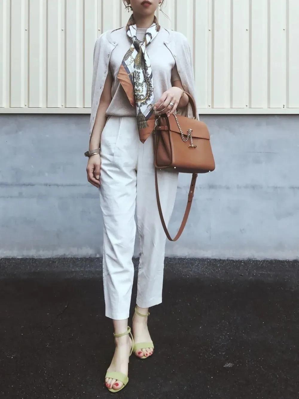 一条丝巾穿搭创意,一看就会的超简单丝巾时髦搭配