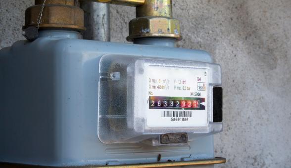 想让天然气车跑得快还省气找谁修,燃气表走得太快了怎么办需要换吗