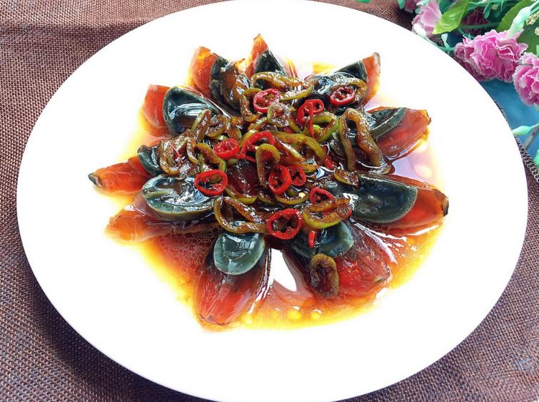 凉拌皮蛋怎么调调料,凉拌皮蛋煮熟有股腥味