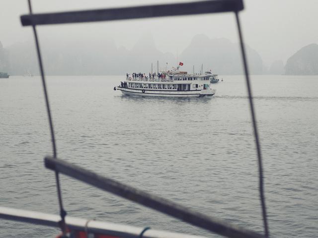 这里虽然风景如画人们生活的却很凄惨没日没夜的追着大船讨生活