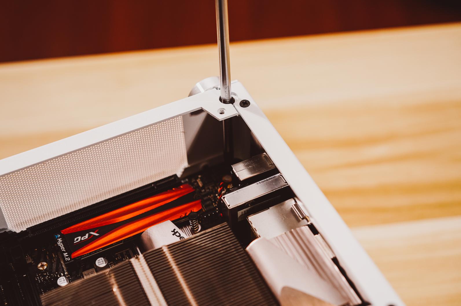 itx装机配置单一小机箱也有大心脏,itx支持3.5寸硬盘