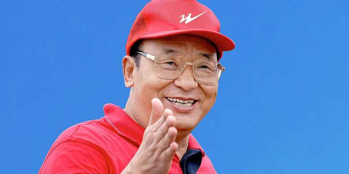 运动鞋、轮胎他都做成了中国第一，敢在美国人面前脱鞋的传奇人物