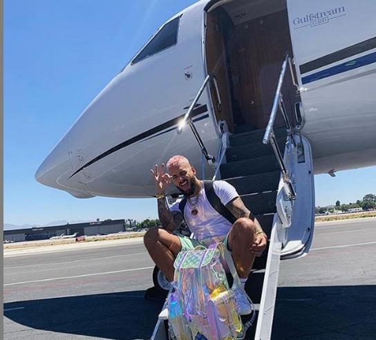 国外富二代圣诞集体炫富：私人飞机只是入门水平，奢侈品堆满全身