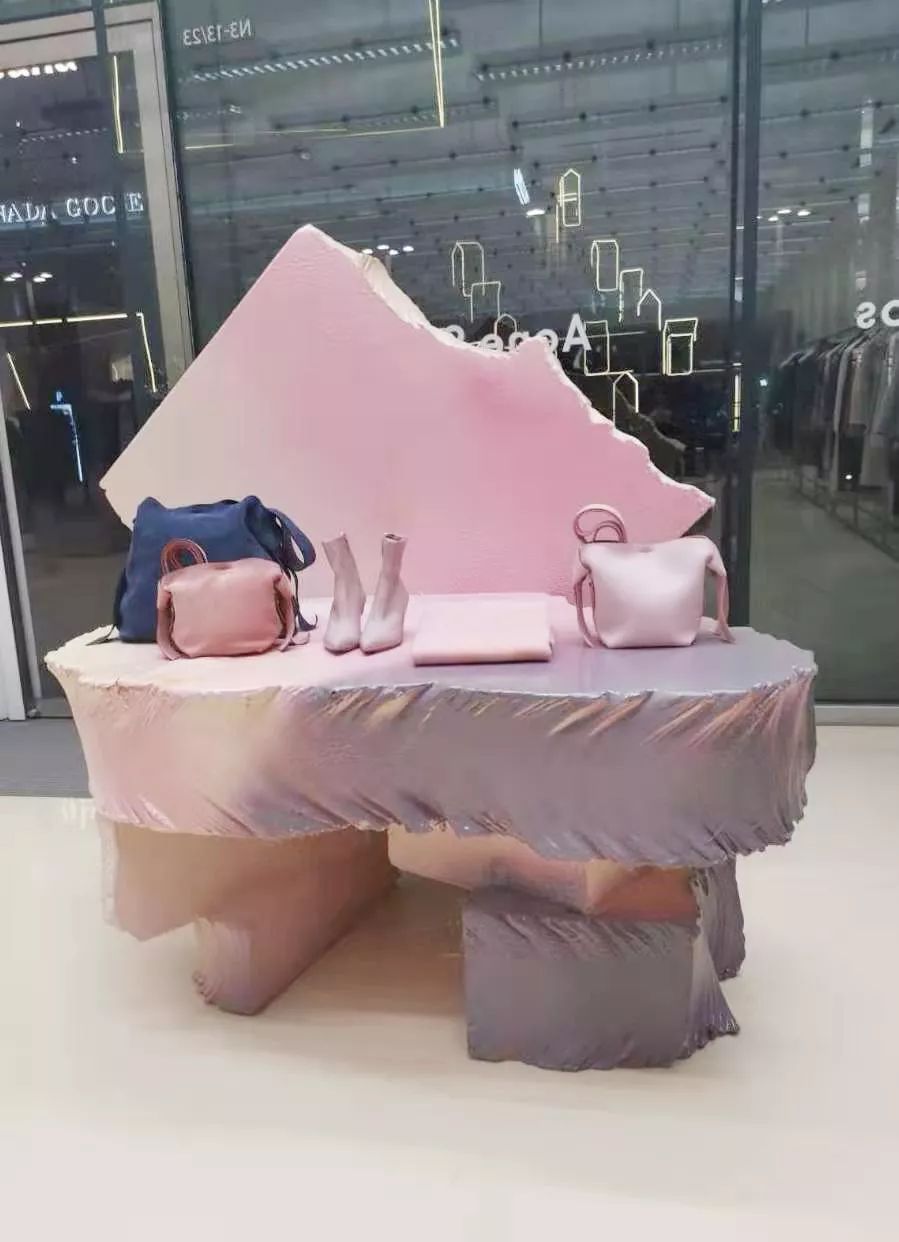 全球仅50多家店、年销售2亿欧元的Acne，门头竟然无LOGO？