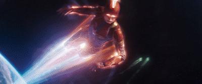 雷神拿暴风战斧和惊奇队长,惊奇队长和暴风战斧