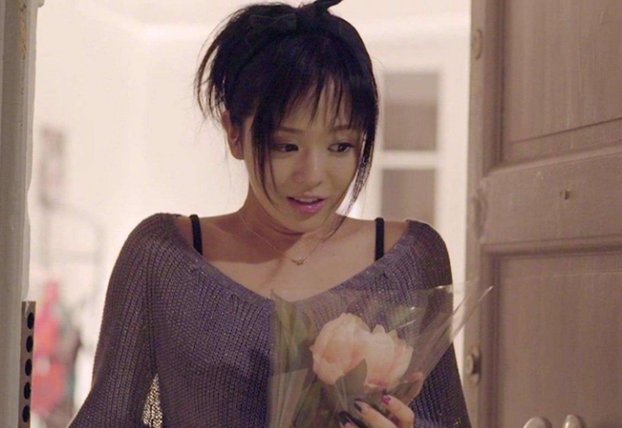 苍井空晒与双胞胎儿子合照,脸圆嘟嘟很可爱,母乳问题已经解决了