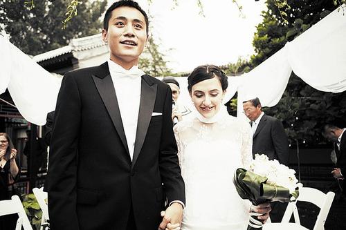 41岁“演技派”刘烨，曾3夺影帝娶小两岁娇妻，今一家四口惹人羡