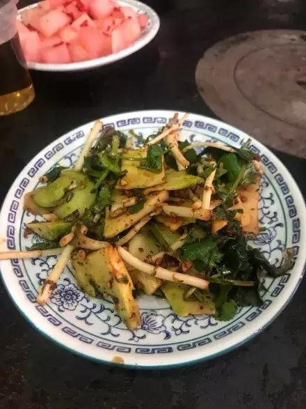 贵州美食折耳根味道,贵州折耳根麻辣味好吃还是烤肉味