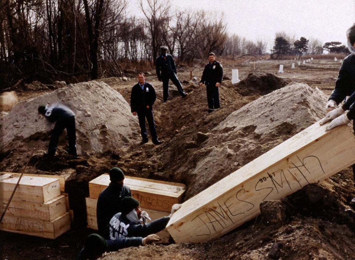 尸体堆积!纽约650名新冠死者无法入土,躺卡车8个月到腐烂