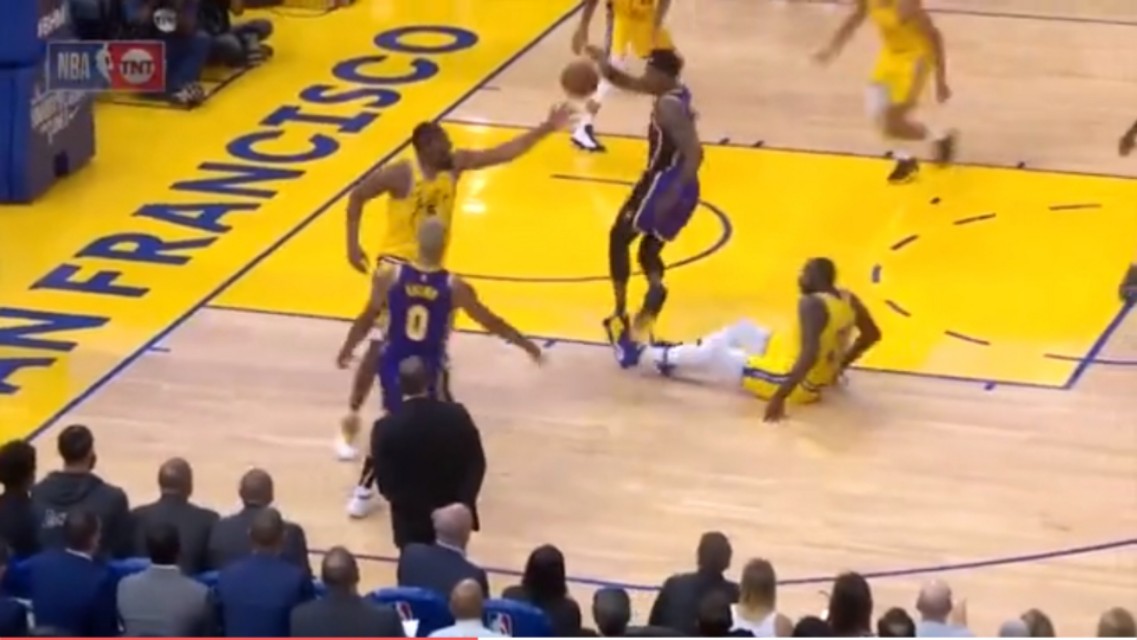 接连吃T遭驱逐，吃瓜群众笑嘻嘻，詹姆斯偷笑变脸，好开心