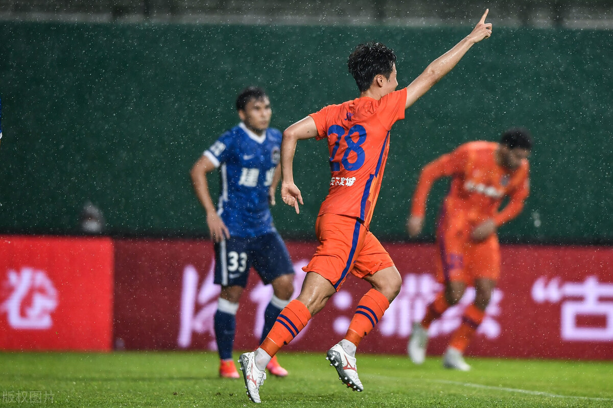 复盘：1-1背后是战术失败，中场拥挤+单前锋成郝伟最大败笔