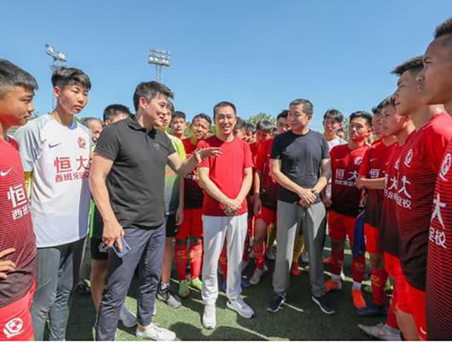 王健林许家印谈足球,许家印打足球视频