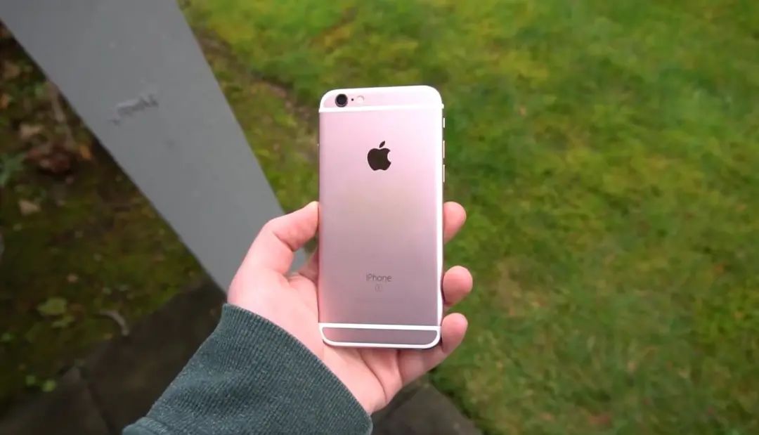 苹果用了6年，iPhone还是1200万像素，库克太守旧？