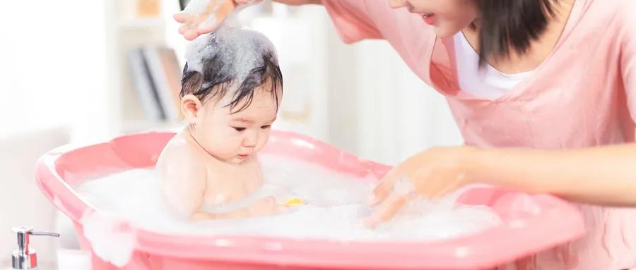 尴尬！孩子总想看父母洗澡……