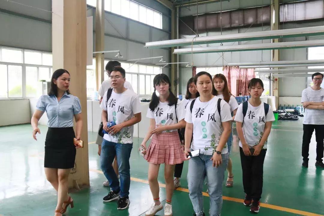 归雁蜀中去，春风富顺来