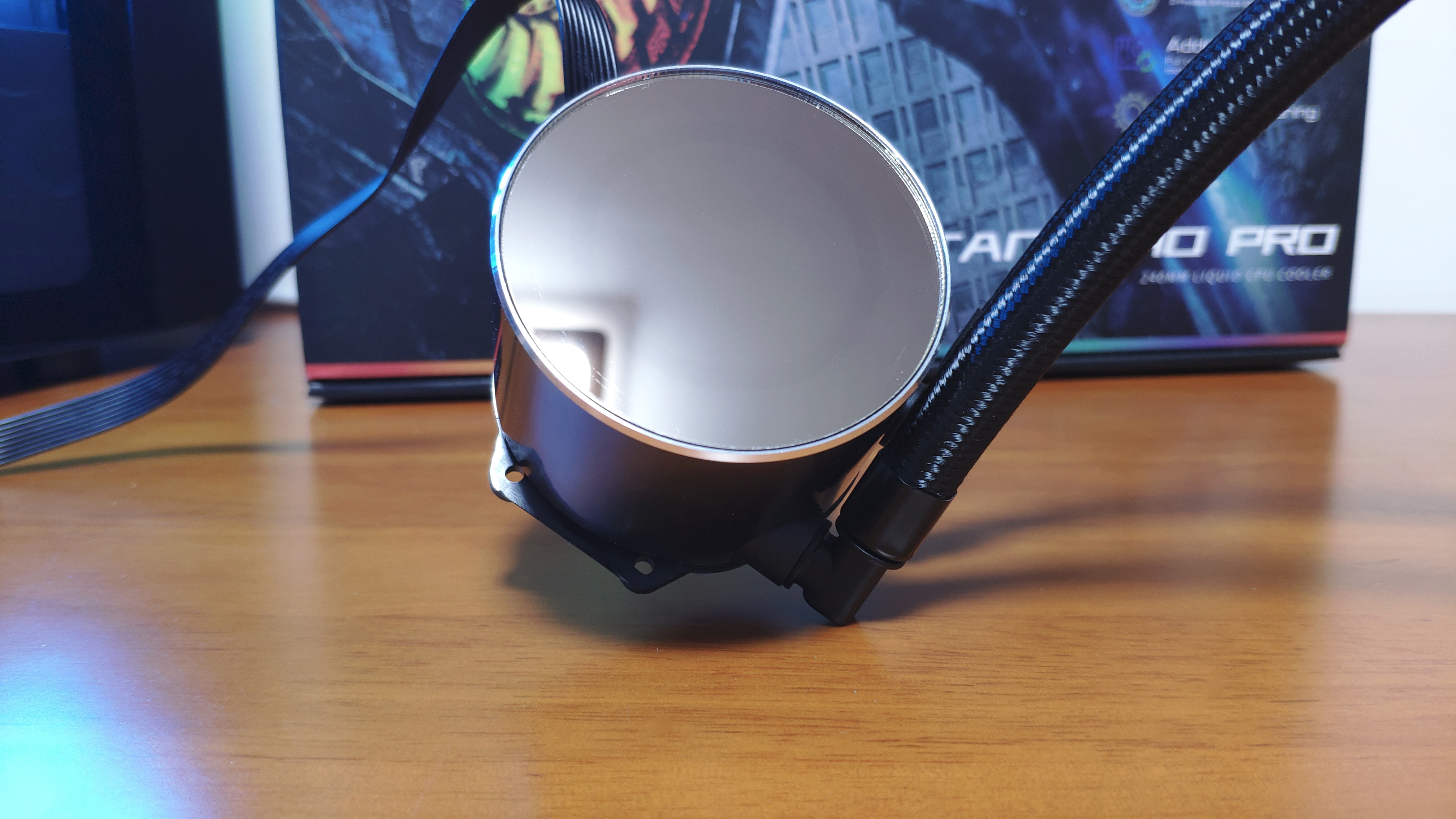 温度把握得住,PWM冷头带温显,艾湃电竞TITAN240PRO水冷装机