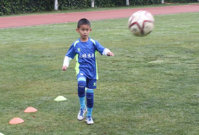 昆明成人足球训练,儿童足球基本功训练两对踢