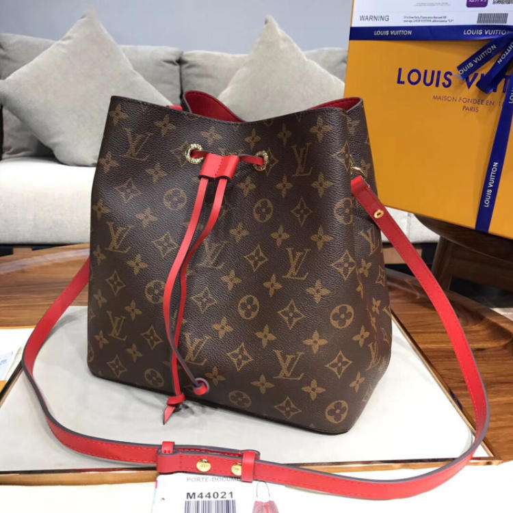 lv包的鉴定技巧,lv水包鉴定