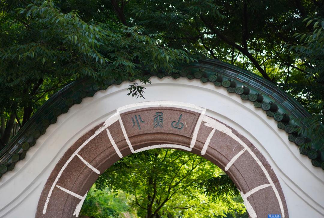 青岛的海给人很惬意,夏天青岛的海边热吗