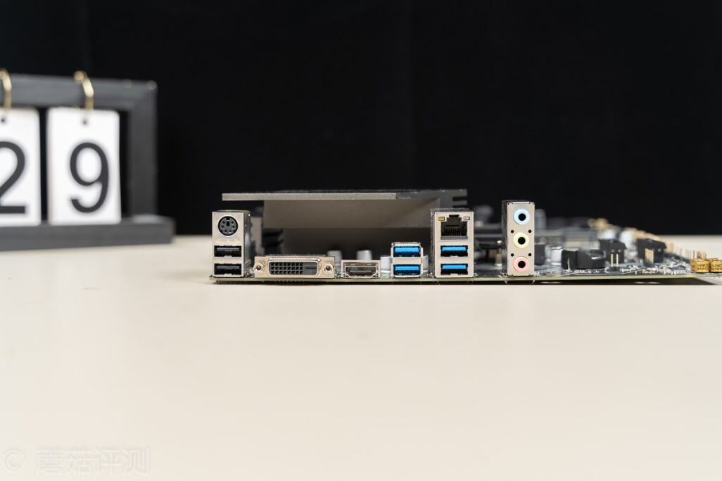 不以电感数量，论供电能力好坏、微星B460M火箭炮主板评测