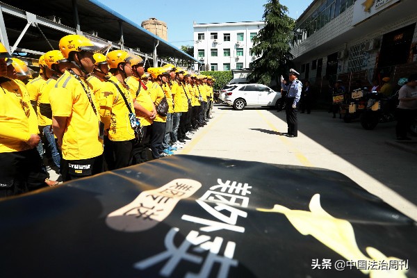 交警给快递小哥送餐,交警为外卖小哥送外卖