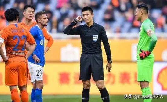 足球场上的事,足球场上被足球砸如何将伤害变小