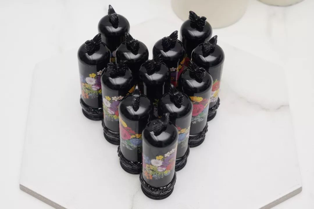 不做俗人的新一天，让安娜苏魔漾晶灵唇膏带你造型百变