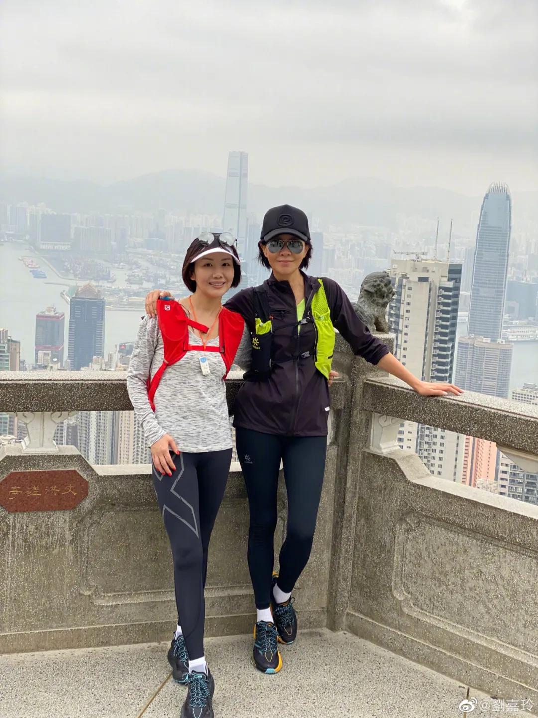 刘嘉玲穿运动鞋,54岁的刘嘉玲穿运动装登山