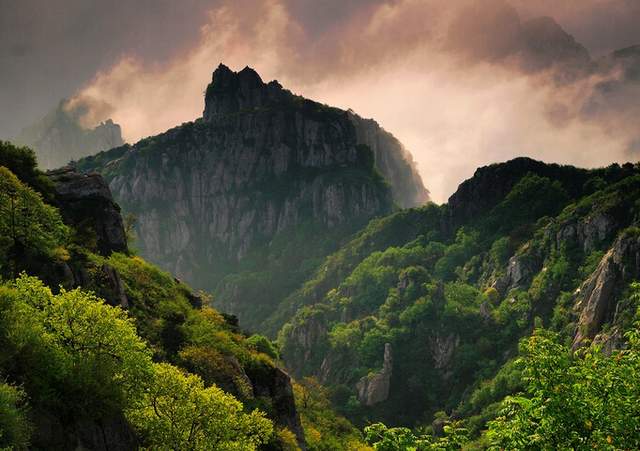 望岳杜甫描写泰山神奇秀丽的诗句,杜甫泰山的诗刻在哪里