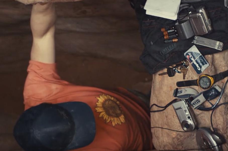 又渴又疼！手臂被石头卡住五天五夜？这部电影告诉你如何断臂求生