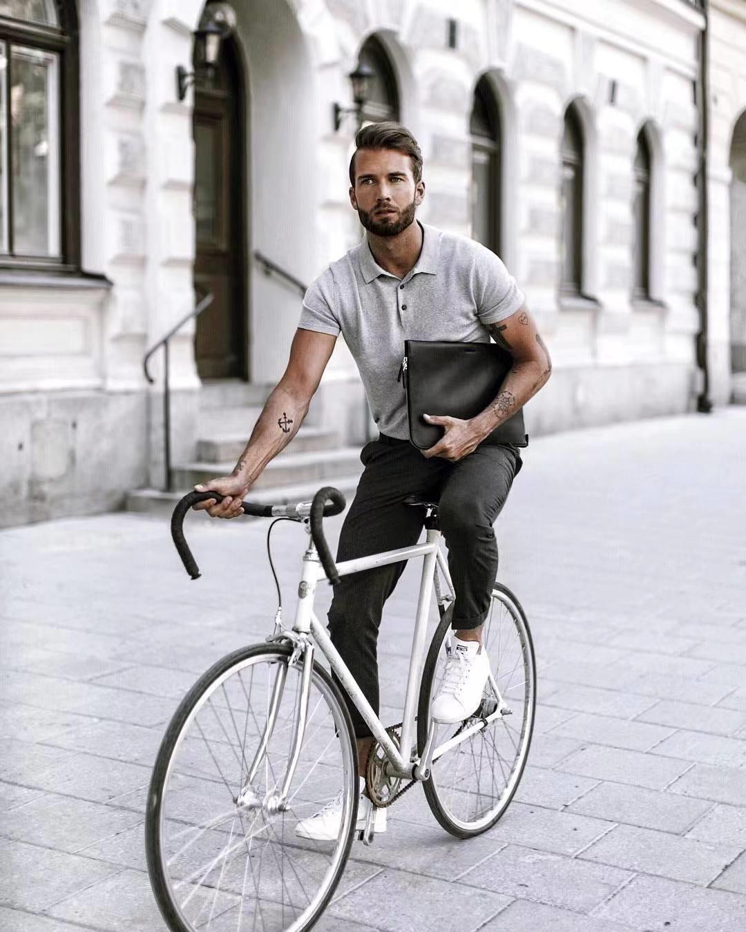 什么样的polo衫适合年轻人穿 (什么polo衫比较修身适合年轻人穿)