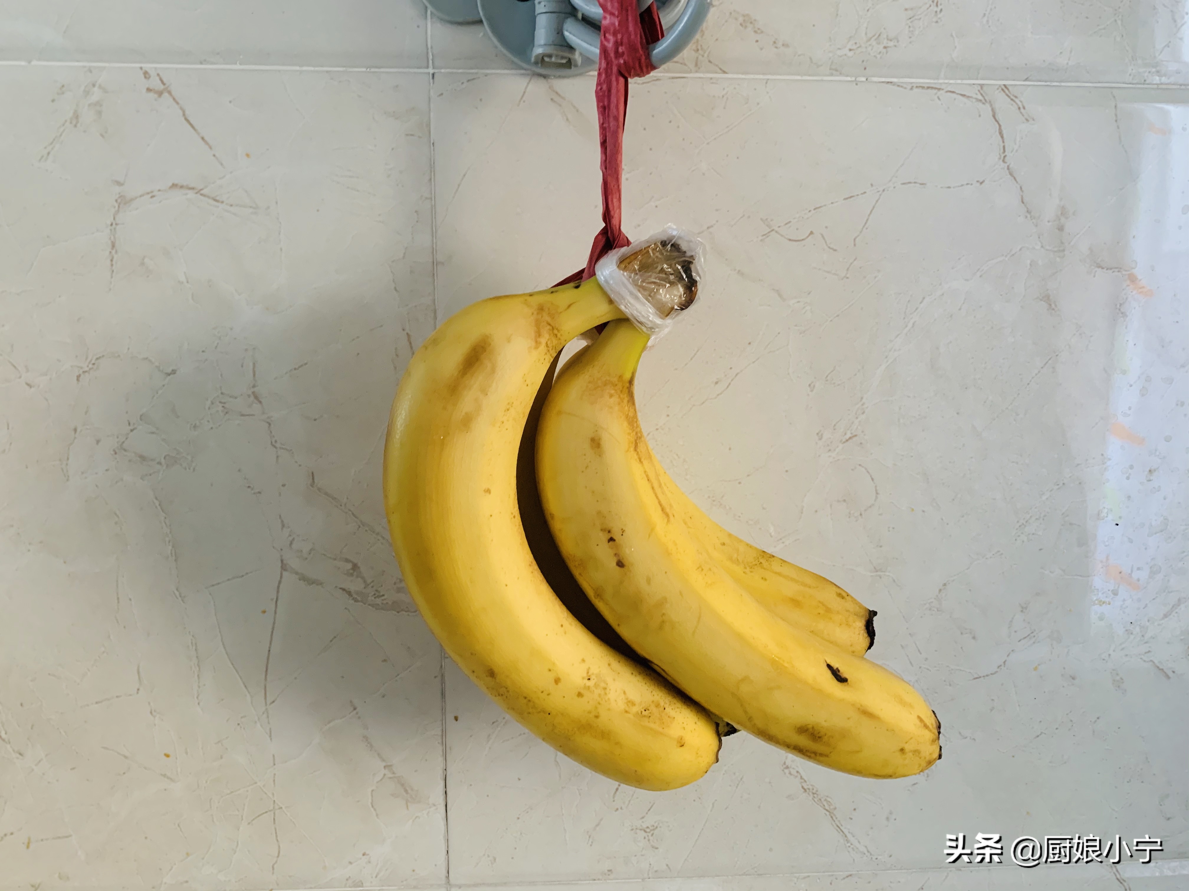 吃香蕉的方法真独特,正确的吃香蕉方法你学会了吗