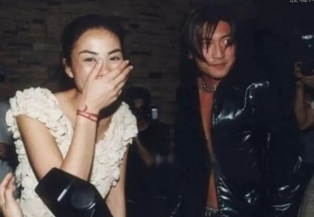 王菲谢霆锋世纪大复合大牵手图片,王菲牵谢霆锋经典瞬间