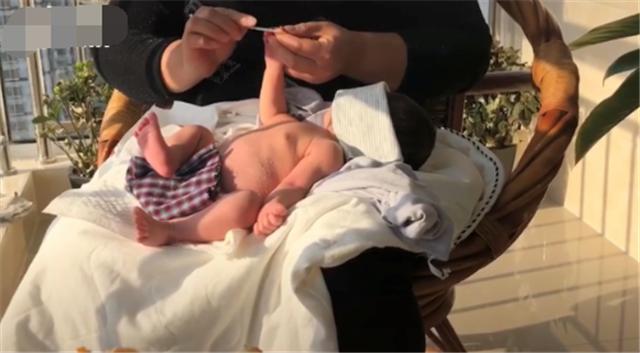 宝宝有黄疸晒太阳有用吗怎么晒,宝宝在阳台上晒可以去黄疸吗